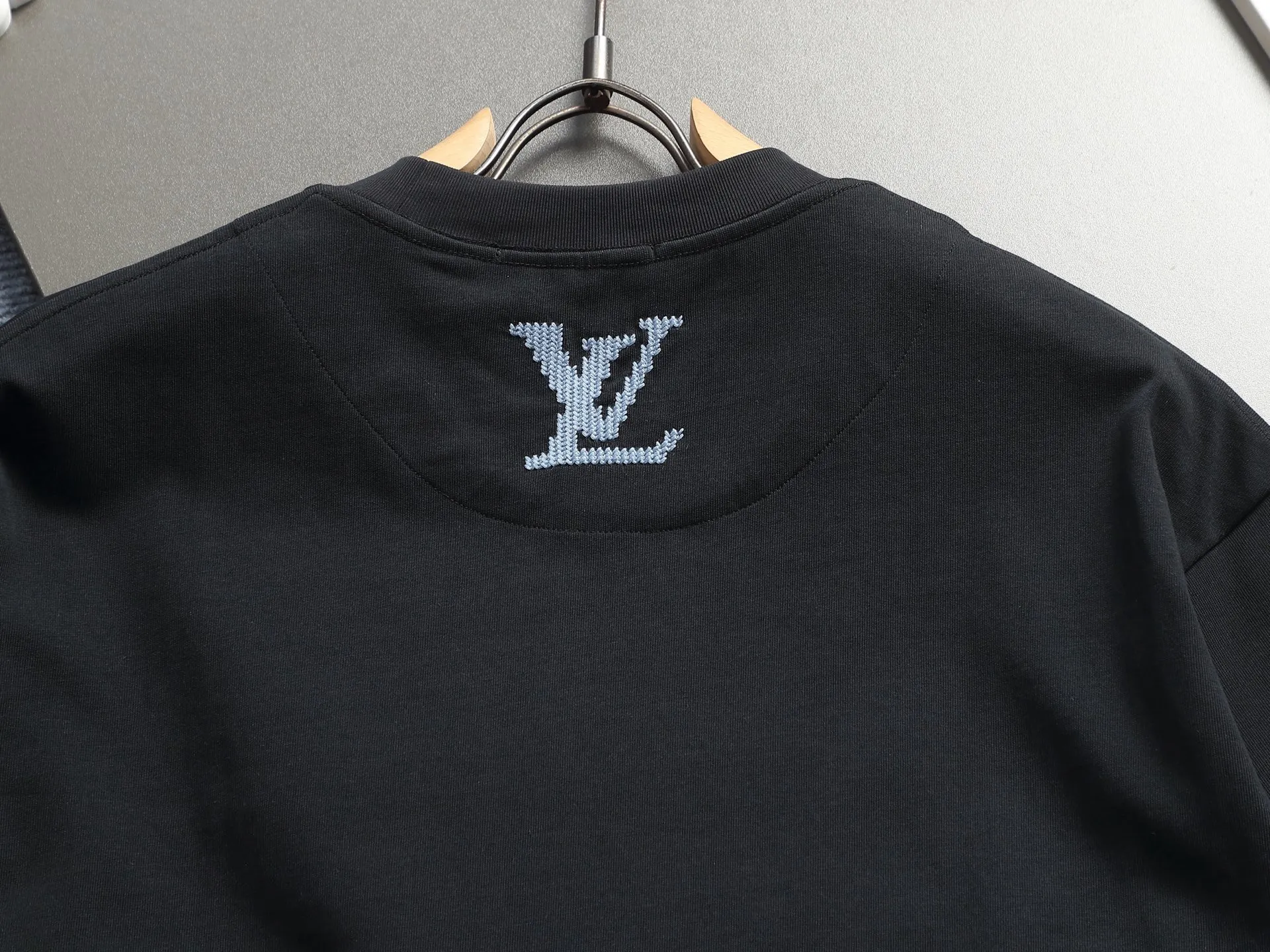🅿️190 Louis Vuitton/Louis Vuitton English embroidery craftsmanship The large logo is exquisitely upgraded, inspired by the retro embroidery of the 1980s Original fabric Official same style Short-sleeved T-shirt 320g Same vat dyed fabric Very comfortable to the touch The latest brick cabinet synchronization for spring and summer Fashionable and individual Size: S M L XL